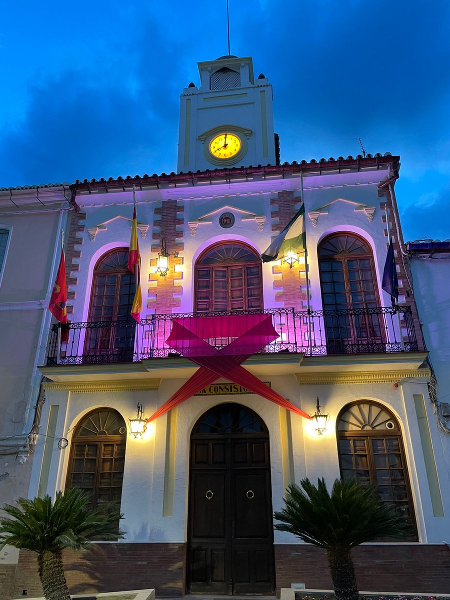 🎀El Ayuntamiento de Álora se ilumina de color rosa para apoyar la lucha contra el cáncer de mama.
💗El color rosa representa más que un simple tono, es un símbolo de esperanza, fuerza y solidaridad en la lucha contra esta enfermedad.