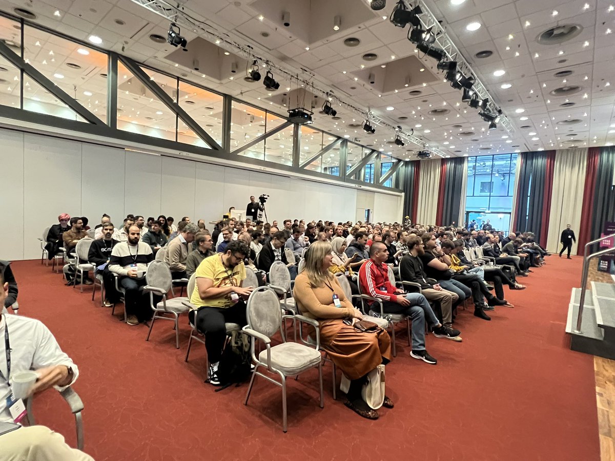 FrancescoC's tweet image. #codeBEAM Europe, opening the Erlang and Elixir conference to a packed room.