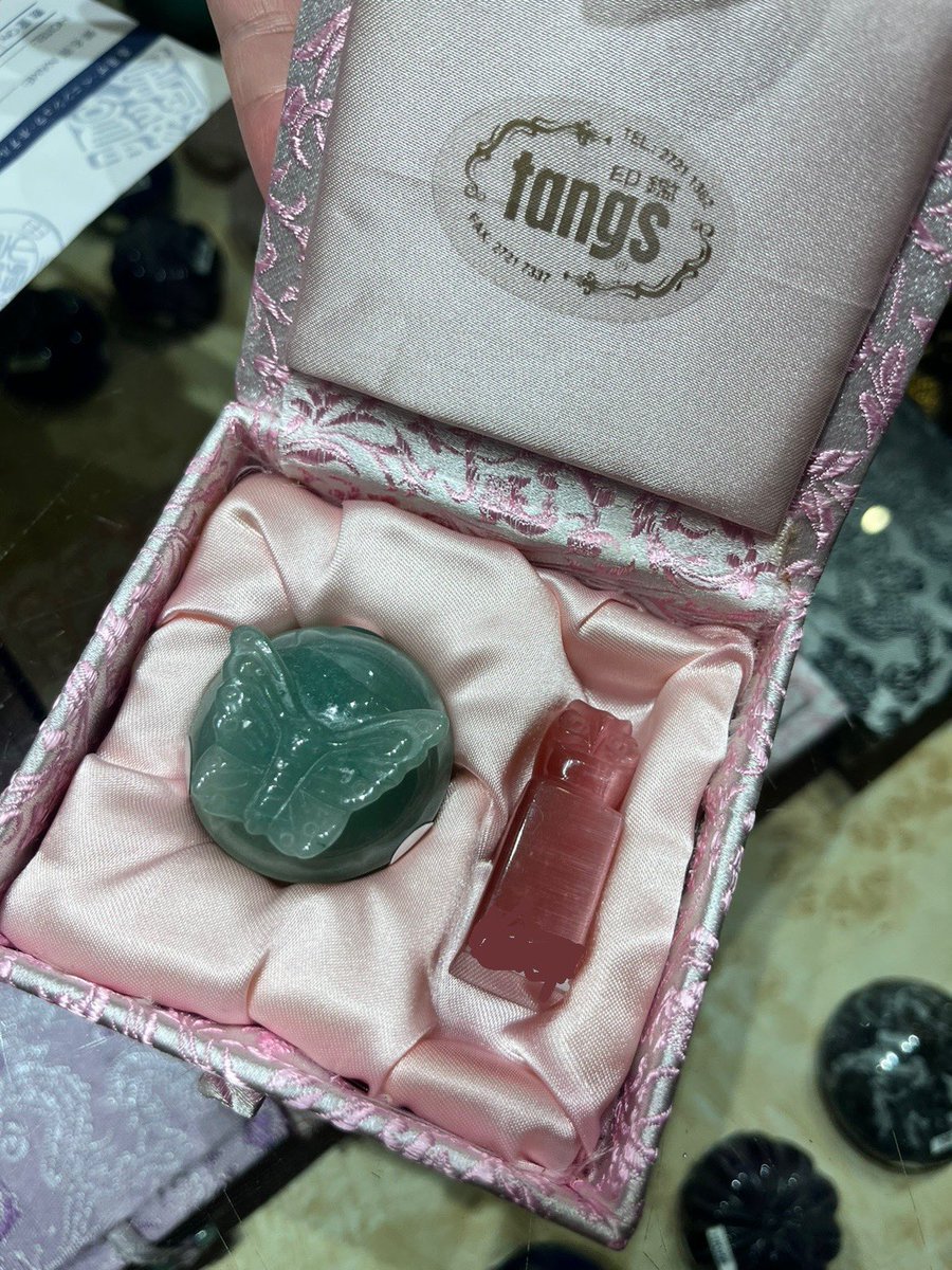 soramarutao's tweet photo. ペニンシュラ香港にあるtangsさんで印鑑を作りました。
届くのが楽しみ😆
#オーダーメイド印鑑
#tangs https://t.co/uBPxiejAle