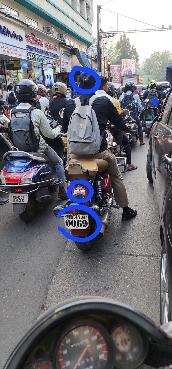 ubaidsayyd's tweet photo. @MumbaiPolice @mumbaitraffic @DGPMaharashtra @CPMumbaiPolice if police man are not following the traffic rules then how can you expect from common man. https://t.co/mnFmxIycF6