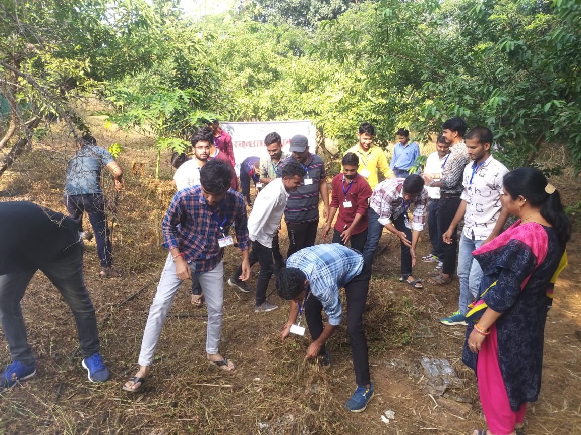 दिनांक 19 अक्टूबर 2023 को कृषि विज्ञान केन्द्र शहडोल  (म.प्र.) के वैज्ञानिको एवं रावे छात्रो द्वारा Special Campaign 3.0 अभियान अन्तर्गत फार्म परिसर   ईकाई की  सफाई का कार्य किया गया। #dare_goi #icarindia #atari9icar #SwachhBharat #SpecialCampaign3