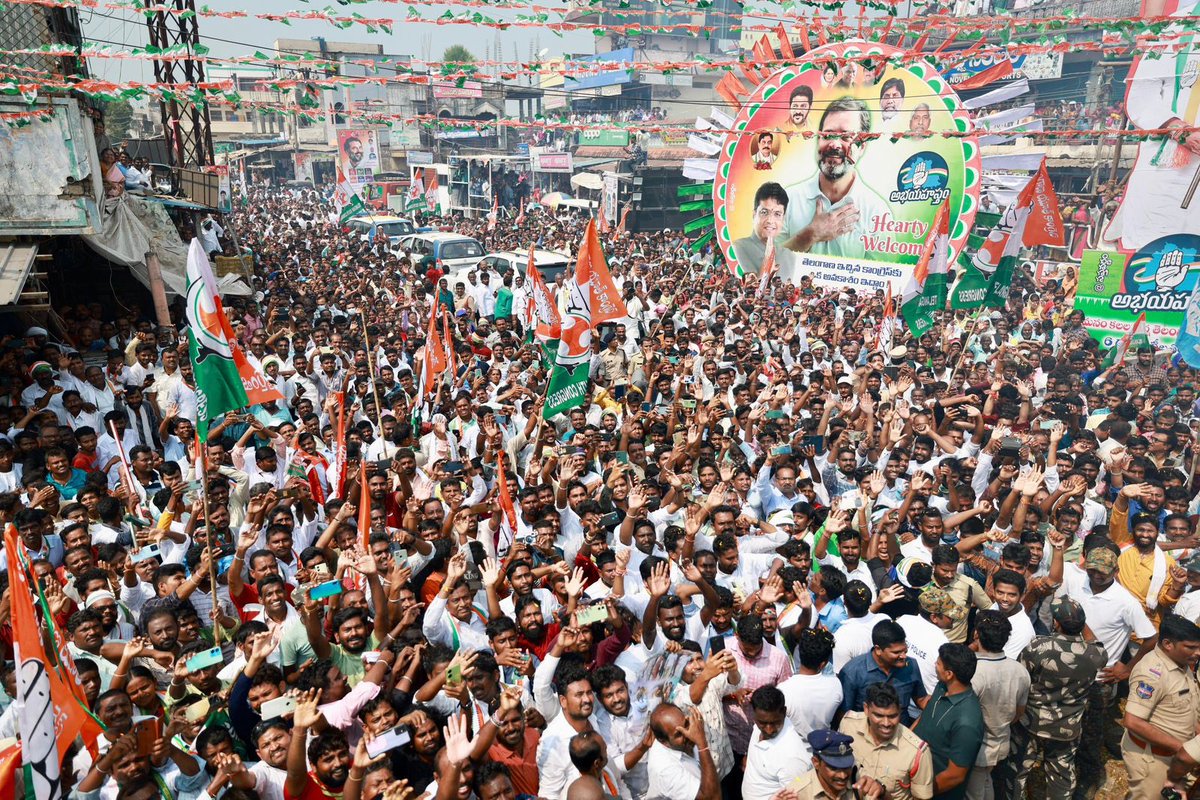 Huge crowd attending @RahulGandhi ‘s Day 2 of #CongressVijayabheriYatra in Telangana. #IndiaWithCongress #IndiaWithRahul #Congress75inTelangana