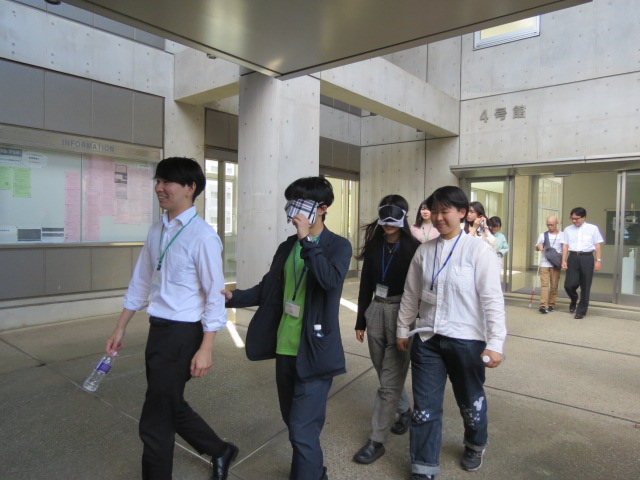 rikkyo_SGS's tweet photo. 筑波大学付属視覚特別支援学校の先生をお招きし、視覚しょうがいについて学びました。 キャンパスの写真を使用し、しょうがい者が困る場面、設備、点字ブロックの大切さを教えていただいた後、参加者がアイマスクをして歩行体験しました。 しょうがい者への理解がさらに深まる事を願っております。 https://t.co/VbTWskZKrj