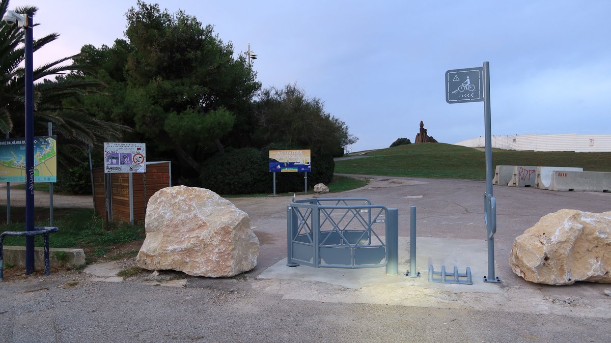 Zorro2Marseille's tweet photo. Bon je suis vraiment en colère contre ces élus @marseille qui prétendent défendre les mobilités actives tout en leur mettant toujours plus d'entraves, suivant ainsi l'exemple de la métropole qu'ils attaquent pourtant sans relâche.
La mairie a barricadé l'accès aux plages:
1/19 https://t.co/eAwoE9L5ib