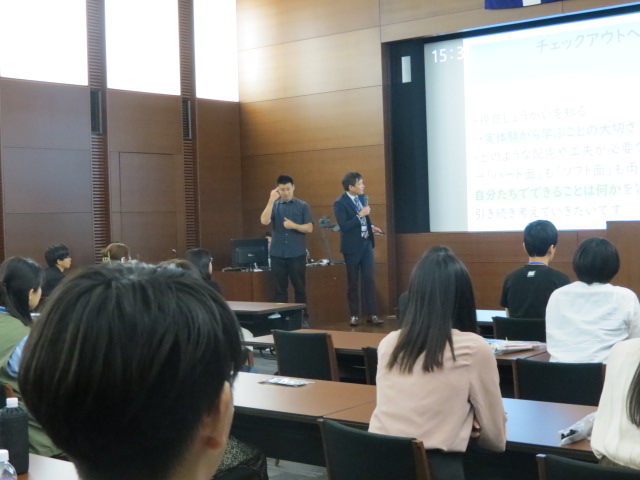 rikkyo_SGS's tweet photo. 筑波大学付属視覚特別支援学校の先生をお招きし、視覚しょうがいについて学びました。 キャンパスの写真を使用し、しょうがい者が困る場面、設備、点字ブロックの大切さを教えていただいた後、参加者がアイマスクをして歩行体験しました。 しょうがい者への理解がさらに深まる事を願っております。 https://t.co/VbTWskZKrj