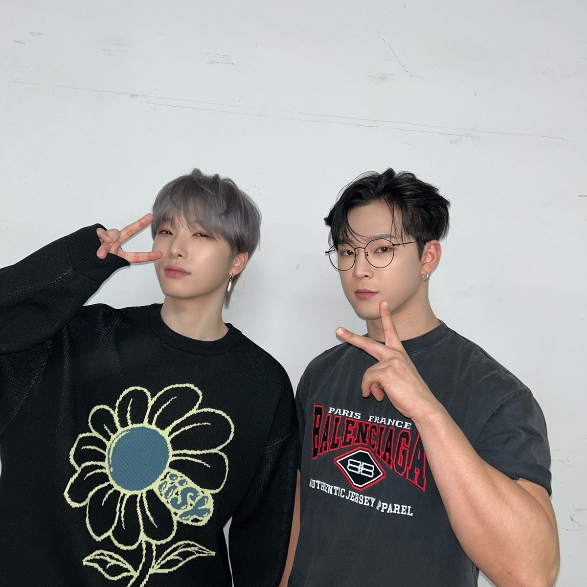 official_ONEUS's tweet photo. [#서호]
오늘 일일 팬매니저 서호 이도 입니다!!! 
질서를 잘 지키는 투무니들 덕에 무사히 
끝낸 거 같아요!!! 기회가 되면 또 하는 걸로!!! https://t.co/a8piUUQj2f