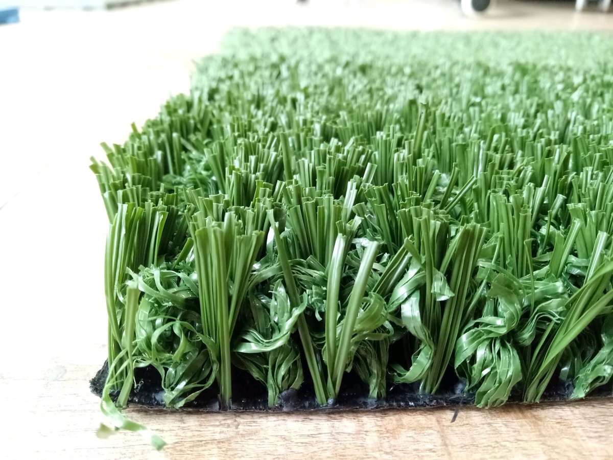 Non-Infill artificial grass： 
🔶do not require sand and rubber infill. 
🔷has been manufactured with a curly yarn inlay system 
🔶supports the fibers（pile)🌱 and gives the grass a more natural look🌿.