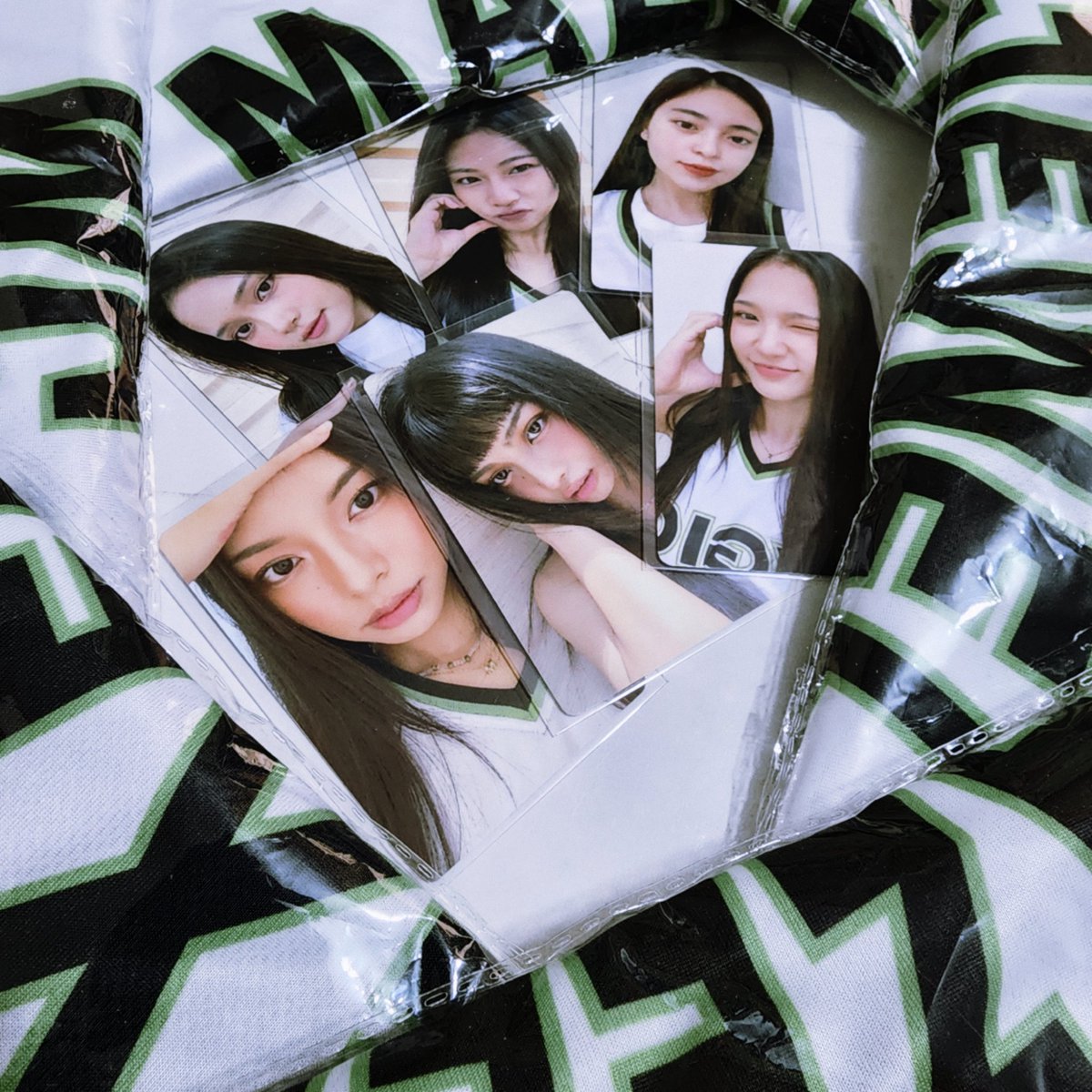 Tintastic2002's tweet photo. 🍀ⓎⒼⒾⒼⓂⒺⓇⒸⒽ🍀

My YGIG jerseys are here. The quality is superb. My chosen size is perfect for me. Can I complement the photocards as well? Because they are super pretty. Please open a second batch for me to buy the black version 🤞@sbtrendmall @ygig_official https://t.co/611tsHYC2G