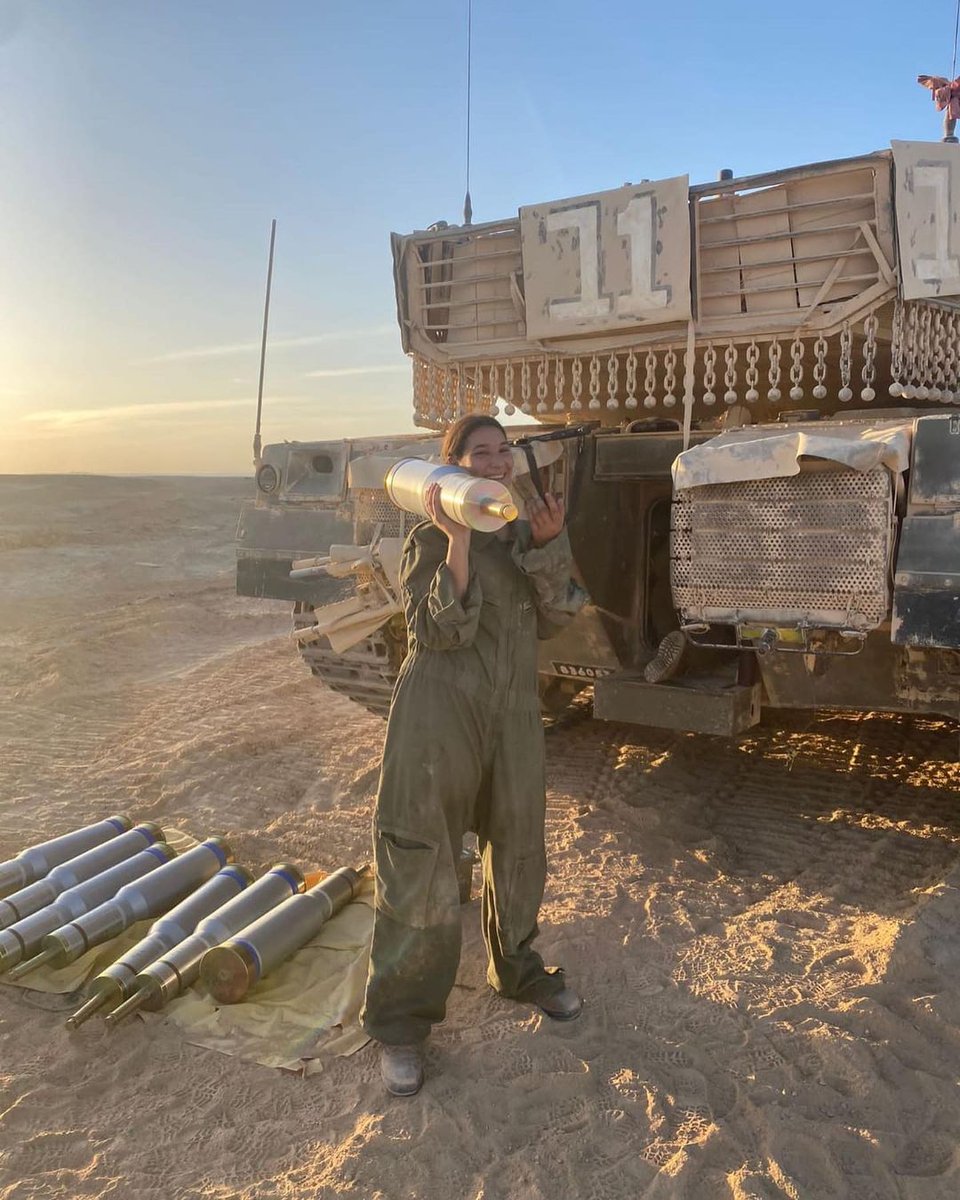 Defensa_Israel's tweet photo. Guerra en #Israel - Resumen al 19 de octubre
🇮🇱🔥🇵🇸🇱🇧🇸🇾🇮🇷
- La cifra de militares israelíes caídos sube a 306, la de rehenes confirmados en Gaza sube a 203. Total de israelíes muertos: 1.400, además de 4.625 heridos.
- Se advierte que aun hay células de Hamas infiltradas escondidas en territorio israelí.
- Células palestinas en el Líbano han atacado con cohetes la Ciudad de Kiryat Shmona, en el norte de Israel. 
- Hezbollah ataca con morteros y ATGM (misiles antitanque) posiciones militares israelíes a lo largo de la frontera.
- Las represalias de Israel al Líbano incluyen ataques con UAVs (drones), artillería y helicópteros Apache.
- Israel bloquea desde hace días las señales de GPS a lo largo de la frontera con el Líbano.
- Egipto autoriza la entrada a Gaza de solo 20 camiones con ayuda humanitaria. La ONU pide 100 camiones diarios.
- Israel advierte que si la ayuda humanitaria cae en manos de Hamas, prohibirá la entrada de la misma.
- Se ha autorizado a las ciudades israelíes el despliegue de escuadrones de defensa civil formados con voluntarios (de edad no-militar) que patrullarán en coordinación con el Mando de Defensa Civil y con las municipalidades, liberando así de esa tarea a miles de militares que son necesarios en las fronteras.
- Llega a Israel el Primer Ministro del Reino Unido, Rishi Sunak, para expresar su solidaridad. Anteriormente ha estado su Ministro de Exteriores.
- El Presidente Biden declara que se compromete con que Israel vuelva a ser un lugar seguro para el Pueblo Judío, y se despide utilizando la frase: "Am Israel Jai", una expresión patriótica judía.
- Cientos de personas son arrestadas en una protesta contra Israel en el Capitolio de Washington, EEUU.
- El Ministerio de Comunicaciones y el Fiscal General de Israel llegan a un acuerdo para cerrar las oficinas de la red qatarí Al Jazeera, alegando que sus transmisiones desde el país representan un riesgo para la seguridad e incitan a la violencia.