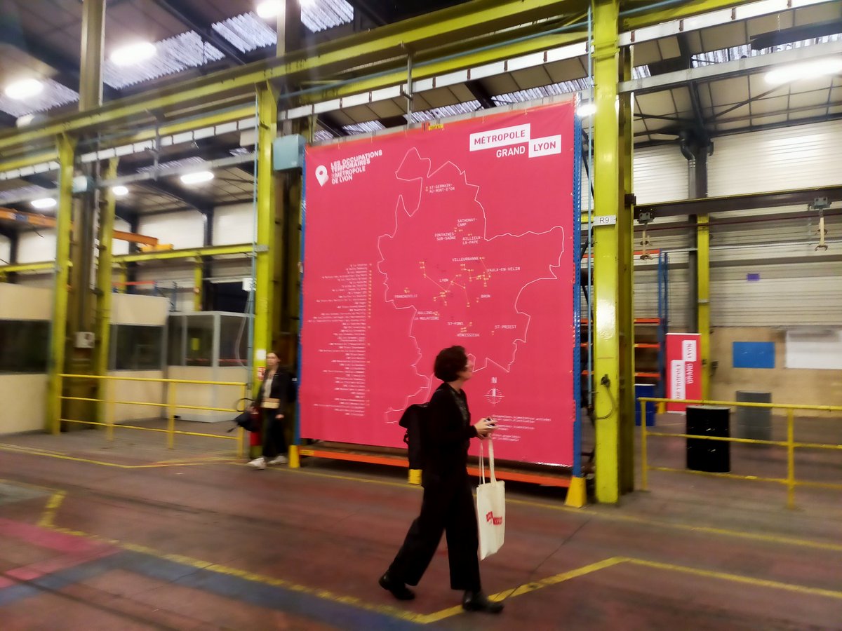 Aux journées de l'urbanisme  transitoire du <a href="/grandlyon/">Métropole de Lyon</a> à l'étape 22D, futur grand site d'occupation, on expose l'Atlas des sites de la métropole conçu par @urba4lyon <a href="/intermede/">Intermède</a> et E. Sibué