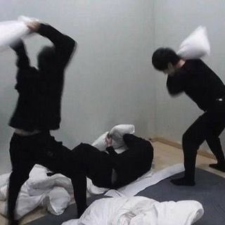 translatingTXT's tweet photo. han sohee (actress) changed her instagram profile picture to a screenshot of txt pillow fighting from ‘to do’ 

@TXT_members @TXT_bighit https://t.co/wTzVaSo8s4