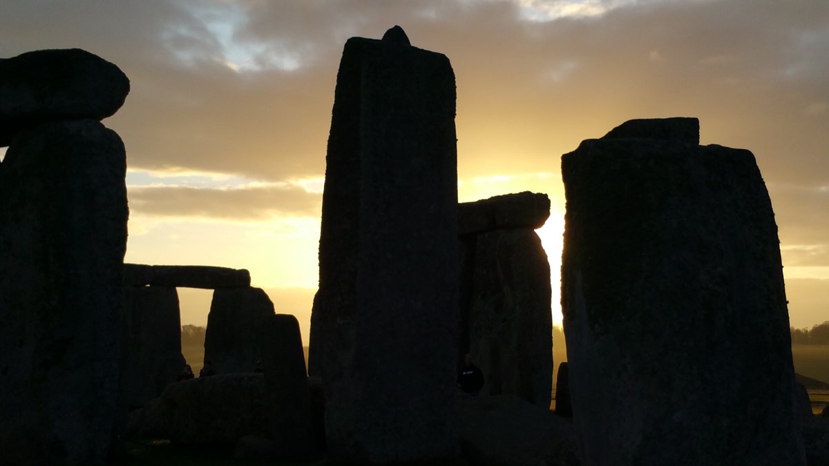 Sunrise at Stonehenge today (19th October) was at 7.36am, sunset is at 6.06pm ⛈️