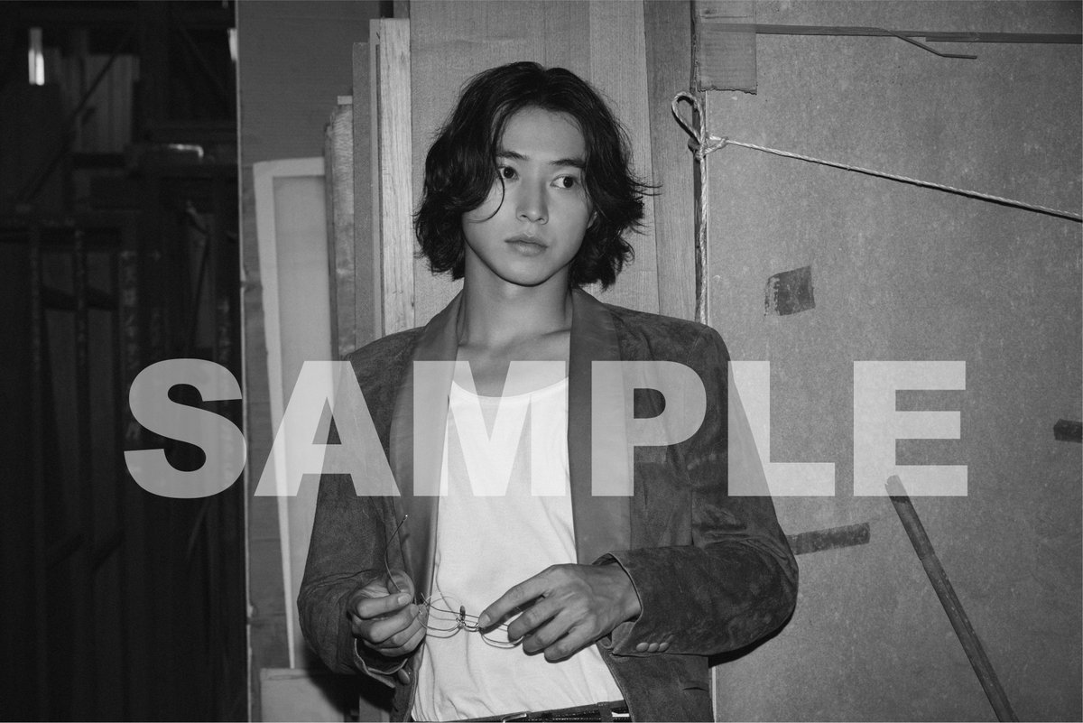山﨑賢人、モノクロの世界で大人の魅力 自身8作目のカレンダー発売決定