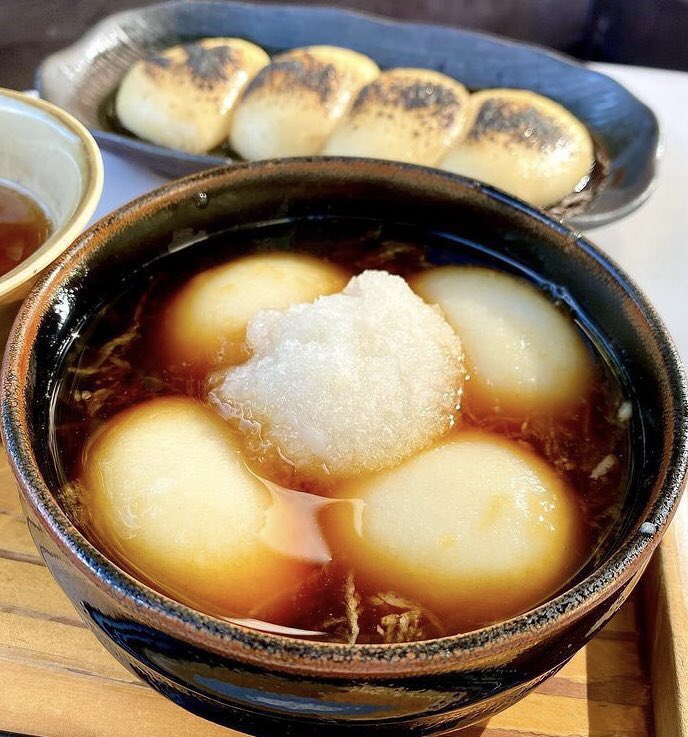 sweetroad5's tweet photo. 愛知県名古屋市塩釜口駅近くにあるお店「茶房もちつき庵」の、つきたてもっちもちのお餅に醤油ベースの出汁と大根おろしが入った「大根おろし餅」✨ https://t.co/Q59BG6gQfg