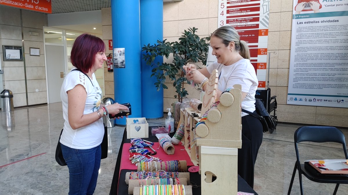 GVAlaRibera's tweet photo. 📷Hui, #DiaContraelCancerdeMama, no és un dia pre a les institucions; és un dia de i per les pacients. Per això, estem molt contents d'haver rebut, a l'Hospital d'Alzira, la visita de @AdopsCancer i #DACMA, que han fet sengles accions commemoratives amb nosaltres

#19octubre https://t.co/AA4uzKXWGX