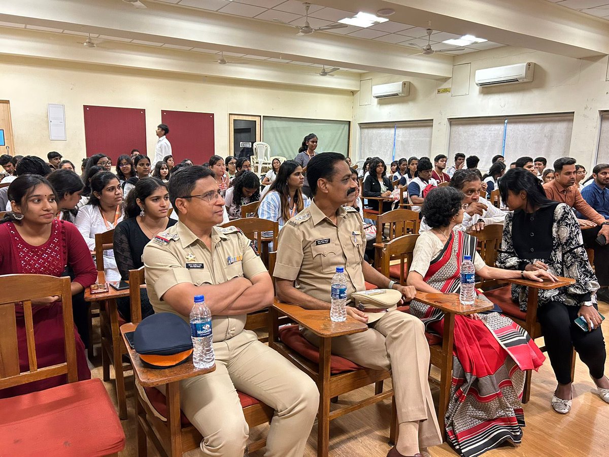 nssstandrews's tweet photo. On 6th October ACP BHUSAN BELENKAR along with Bandra Police gathered in St.Andrew’s College to express their heartfelt appreciation towards our NSS volunteers who volunteered and helped during Bandra Fair. @CPMumbaiPolice @MumbaiPolice @standrewsbandra https://t.co/zdKA0OKTi9