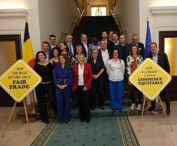 📸 Photo de famille #FairTrade au Parlement fédéral 🇧🇪

Une #TeamBelgium engagée à soutenir les producteurs locaux et à promouvoir des pratiques environnementales durables.

#EnablingChange