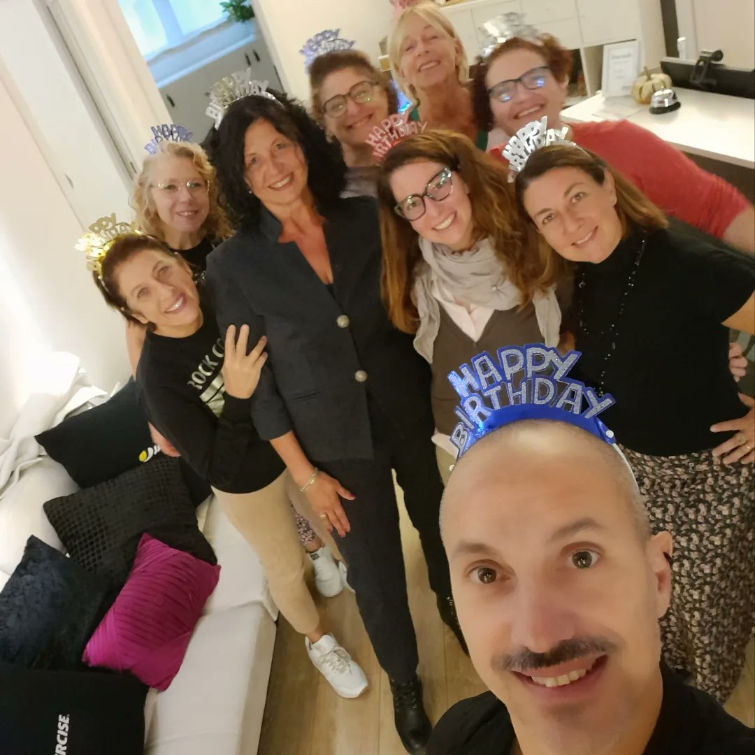 BeppeSandon's tweet photo. Ore 7 am. L' energia che ricavo dalla levataccia ogni mattina vale la candela. Allenamento festeggiando il compleanno di Manuela e poi si continua nella caffetteria del Jazzercise Center. Canti, chiacchiere, i biscotti fatti in casa, i regali. Il buon giorno si vede dal mattino! https://t.co/VlL20Ipxlz