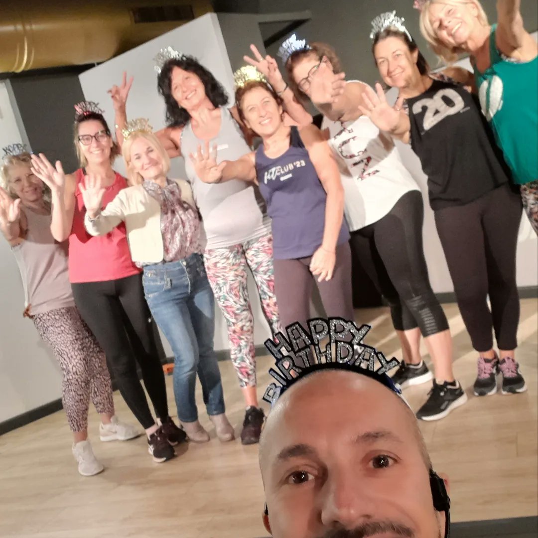 BeppeSandon's tweet photo. Ore 7 am. L' energia che ricavo dalla levataccia ogni mattina vale la candela. Allenamento festeggiando il compleanno di Manuela e poi si continua nella caffetteria del Jazzercise Center. Canti, chiacchiere, i biscotti fatti in casa, i regali. Il buon giorno si vede dal mattino! https://t.co/VlL20Ipxlz