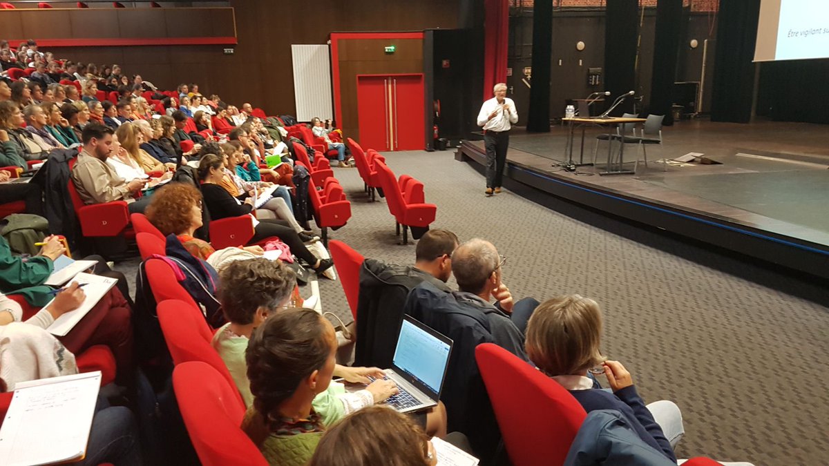 ddec56's tweet photo. 200 enseignants EC56 immergés,hier, dans les #sciencescognitives et les dernières découvertes en #neurosciences. 🧠📚 -> Conférence de Jean-Luc @BerthierBonfig2,🤩+témoignages pratique de #cogniclasse par des enseignantes du réseau EC56+ateliers👏
#Mémoire #compréhension 
🤯👨‍🏫 https://t.co/D6x2DHhYpb