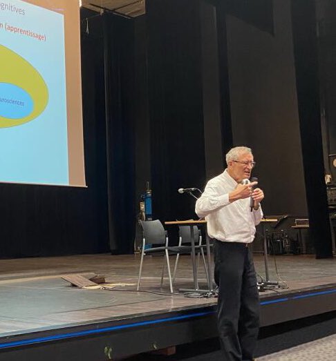 ddec56's tweet photo. 200 enseignants EC56 immergés,hier, dans les #sciencescognitives et les dernières découvertes en #neurosciences. 🧠📚 -> Conférence de Jean-Luc @BerthierBonfig2,🤩+témoignages pratique de #cogniclasse par des enseignantes du réseau EC56+ateliers👏
#Mémoire #compréhension 
🤯👨‍🏫 https://t.co/D6x2DHhYpb