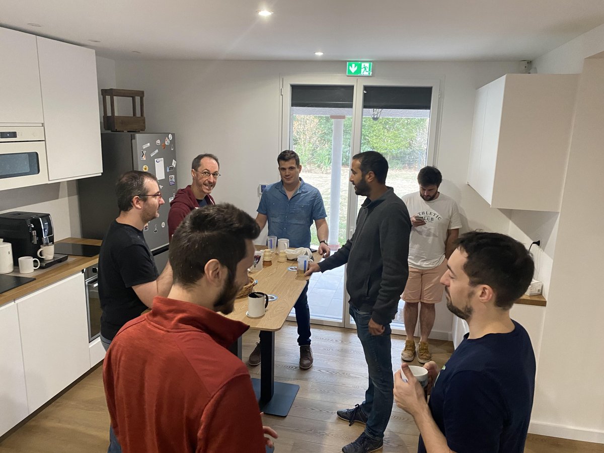 Et c’est parti pour la #MonkeyConf 2023 🚀! Les Monkeys 🐒 débutent doucement par un petit dej 🍌☕️ Après cette prise d'énergie, on part pour deux jours de conf technique pour partager des REX, nos veilles, nos connaissances🤓.
#petitdej #techtalk #partage #WeLoveTech
