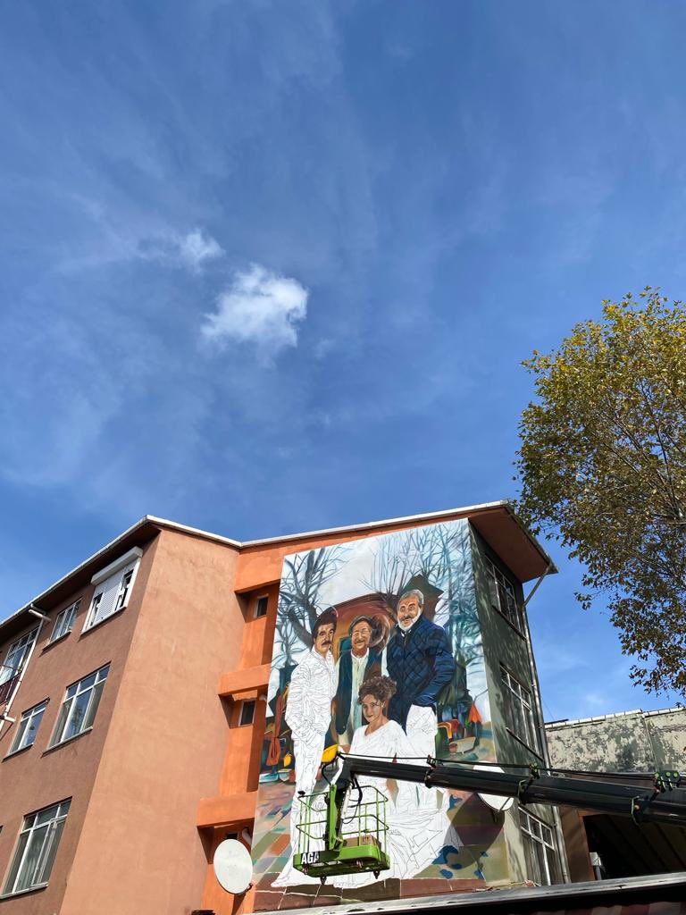 Biz sanata, sanatçıya ve emeğe saygılı bir belediyeyiz. Maltepemizle özdeşleşen efsane dizinin karakterleri, dizinin hayat bulduğu Beşçeşmeler’de tam da “Mahallenin Muhtarları” kahvesinin karşısında her gün bizleri o gülen yüzleriyle karşılayacak ve bize o güzel günleri