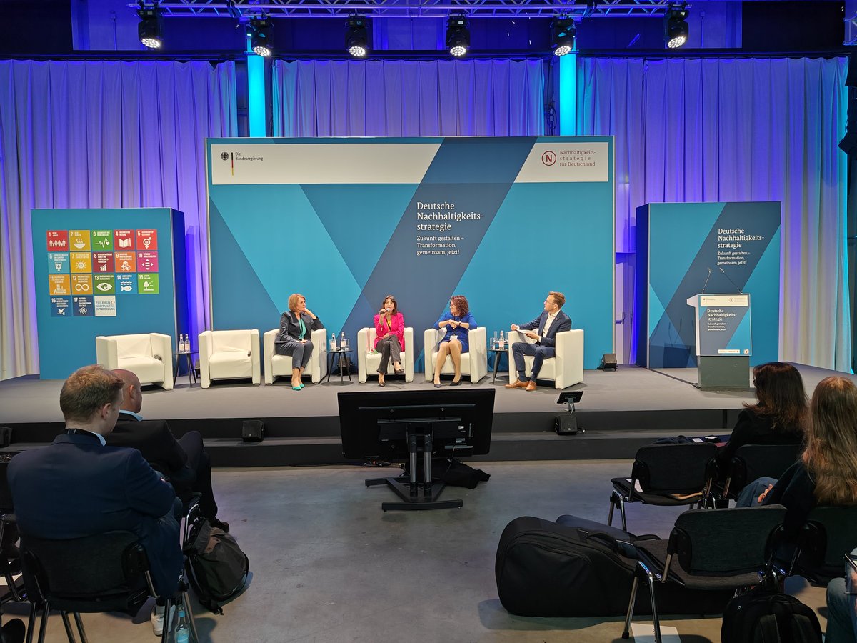 timjanssen_c2c's tweet photo. Auftakt neue #DeutscheNachhaltigkeitsstrategie + Berliner #Nachhaltigkeitsstrategie mit @RyglewskiS @Bundeskanzler auf @euref "Neue Kernziele und Leitindikatoren, die Leute verstehen" sagt Guna Röstel stelv. Vors. @RNE_DE @C2C_NGO @c2cnora #CradleToCradle #C2C #CircularEconomy https://t.co/d6Q4vfjen9