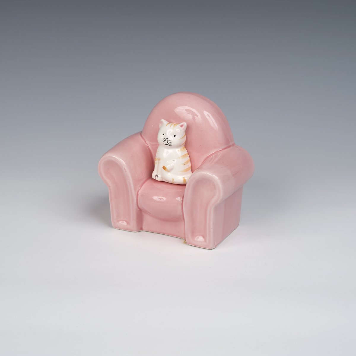 For today's #OnlineArtExchange, we celebrate our furry friend with the best cat-titude. A cleverly designed piggy bank, we're sure everyone will keep their paws off your pennies with this watch-cat on duty! 😽 @artukdotorg