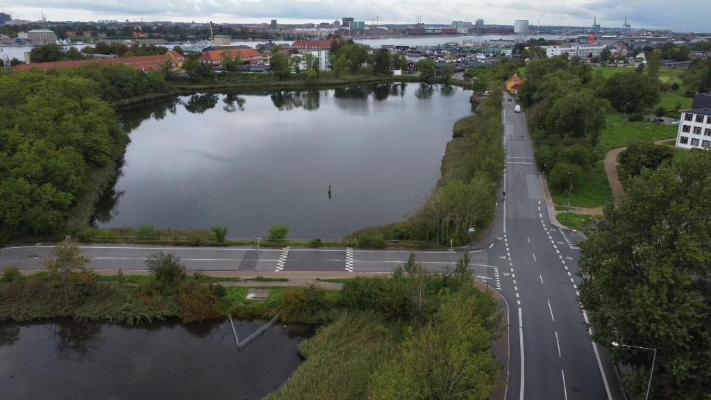 RasmusRise's tweet photo. @FinnBreddam @koebenhavner Foto manipulation er nappet fra @BedreBy og droneskud er hjemmelavet. Her er originalen. I første omgang skal der nappes 10 m x 500 m af voldanlægget til ØK60 https://t.co/eUJwYupmwW