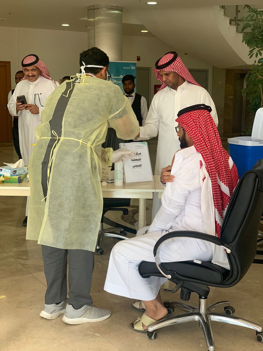 نفذت صحة تبوك حملة تطعيم لمنسوبي صندوق التنمية الزراعي بتبوك ضد #الإنفلونزا_الموسمية 
وتدعو #صحة_تبوك الى  المبادرة بحجز موعد لأخذ لقاح الإنفلونزا الموسمية في أقرب مركز صحي لك، عبر تطبيق صحتي