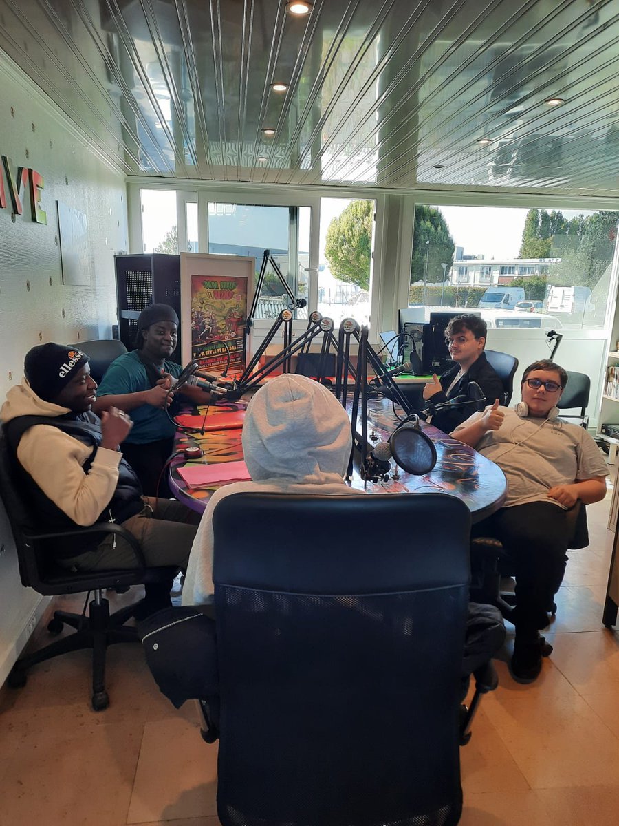 MLNord95's tweet photo. 🎙️Atelier #radiophonique avec nos jeunes à #AlternativeFM dans le cadre du projet #mixitéprofessionnelle ☺️
Une belle découverte de la Radio locale associative qui œuvre pour l’égalité des droits humains et des sexes, et valorise la solidarité entre les peuples. https://t.co/A7gDZTQ9QA