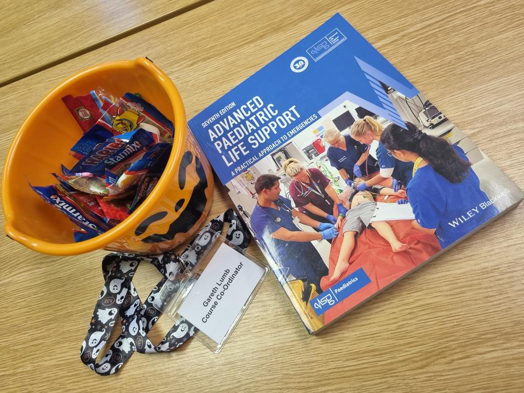 LTHPaedResus's tweet image. Trick or treat! 🎃🍬
End of an era for the 6th edition @_ALSG_ APLS course this week!
23 APLS courses have been held at Leeds, since the release of the 6th edition!
Candidates for the course were some of the first to recieve the 7th edition manuals!
#PaedResus #APLS #HinsleyHall