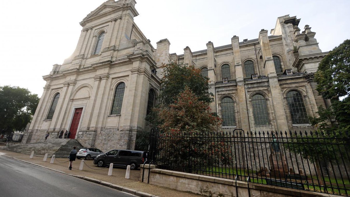 Voici le déroulé de la cérémonie des obsèques de Dominique Bernard à la cathédrale d’ #Arras lavoixdunord.fr/1386814/articl…