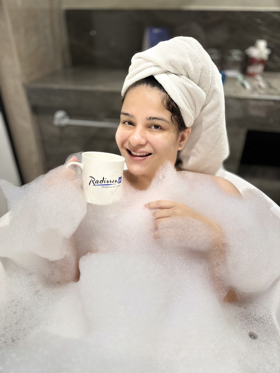 jyotimadnani's tweet photo. How to feel like you're on vacation: lesson one.
Happy holidays!
#jyotimadnanisingh #alibaug #alibaugdiaries #alibaugh #alibaugbeach #varsolibeach #midweekholiday #pen #raigad #happyholidays #familytime #FamilyGoals #radissonblu #resort #spa https://t.co/lu2GNXhNFM