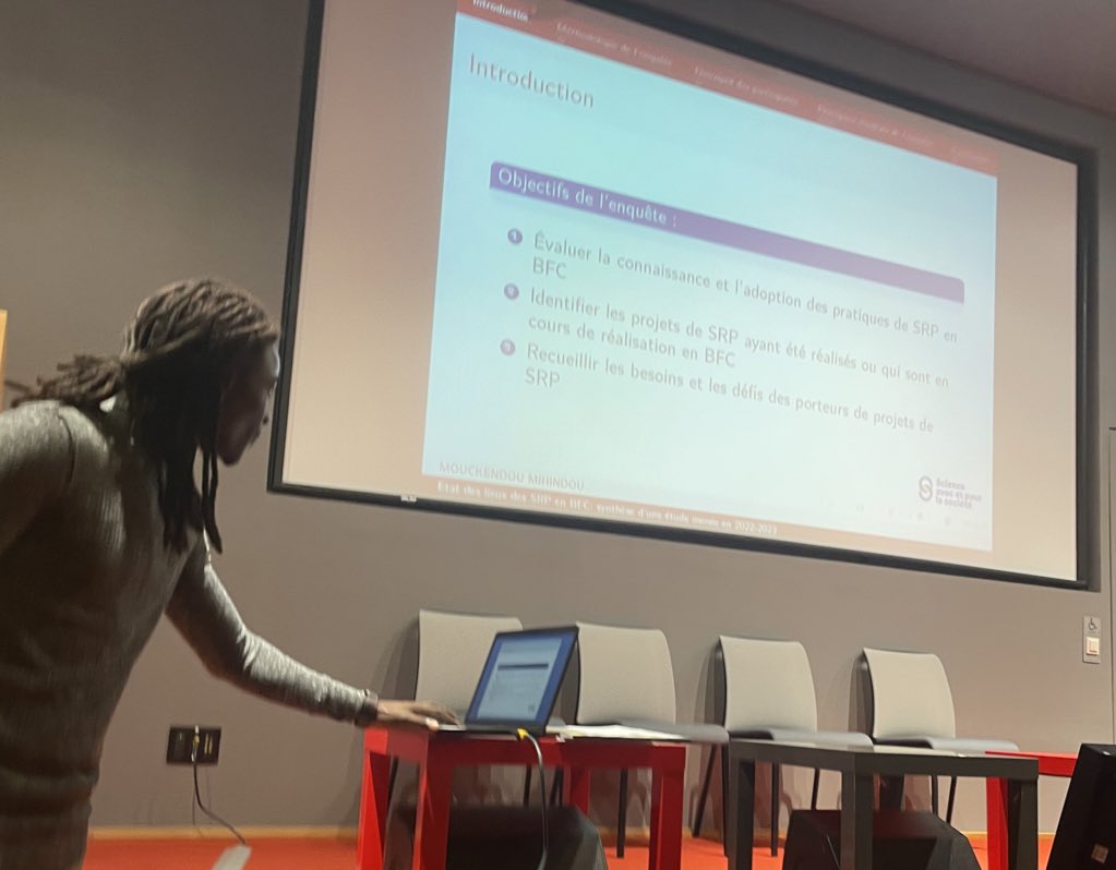 liomaillot's tweet photo. Nouvelle journée de notre programme « Coopérations » #SAPS pour échanger sur les Sciences & Recherches #Participatives.
En intro R. Moukendou présente l’enquête réalisée pour cette première année sur les SRP en @bfc_region https://t.co/97KKq18RTy