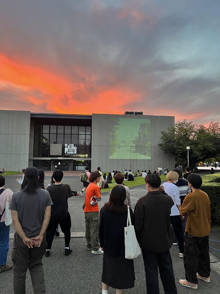 先程野外上映が始まりました！！
お待ちいただきありがとうございます😊
お楽しみください🎶🎶