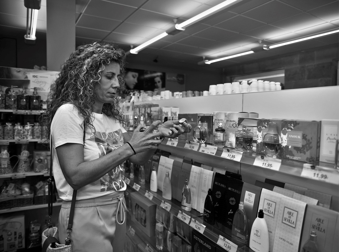 «La prueba». Ángel Centeno Cabezas. Localización: Perfumería Luna Roja. Calle Cardenal Pacheco. Ciudad Rodrigo.

Concurso del Fotografía 2023 del Museo del Comercio y la Industria de Salamanca. Tema: ✨ Perfumerías ✨ 

#salamanca #concurso #fotografía
