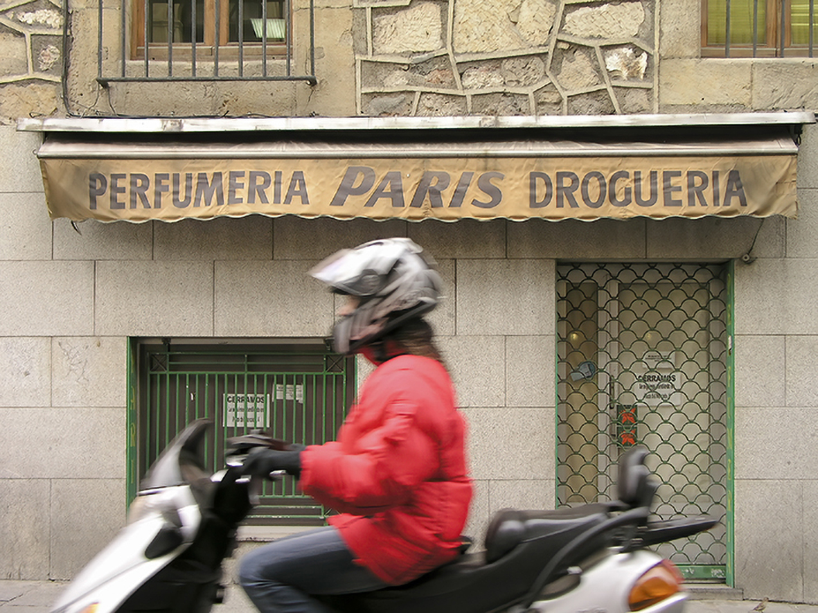 «Qué Mundo Tan Diferente». Fernando Sánchez Hernández. Localización: Perfumería Droguería París. Calle Pozo Amarillo.

Concurso del Fotografía 2023 del Museo del Comercio y la Industria de Salamanca. Tema: ✨ Perfumerías ✨ 

#salamanca #concurso #fotografía