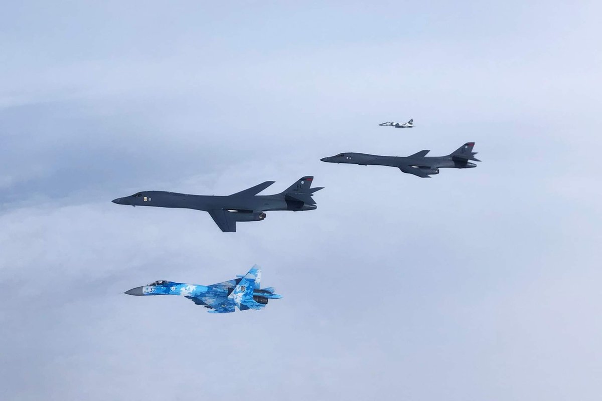 KpsZSU's tweet photo. Ukrainian MiG-29 and Su-27 escort American B-1B lancer bomber over Black Sea, may 29, 2020. 😉
🇺🇦🤝🇺🇸 https://t.co/vF86uzU6zJ