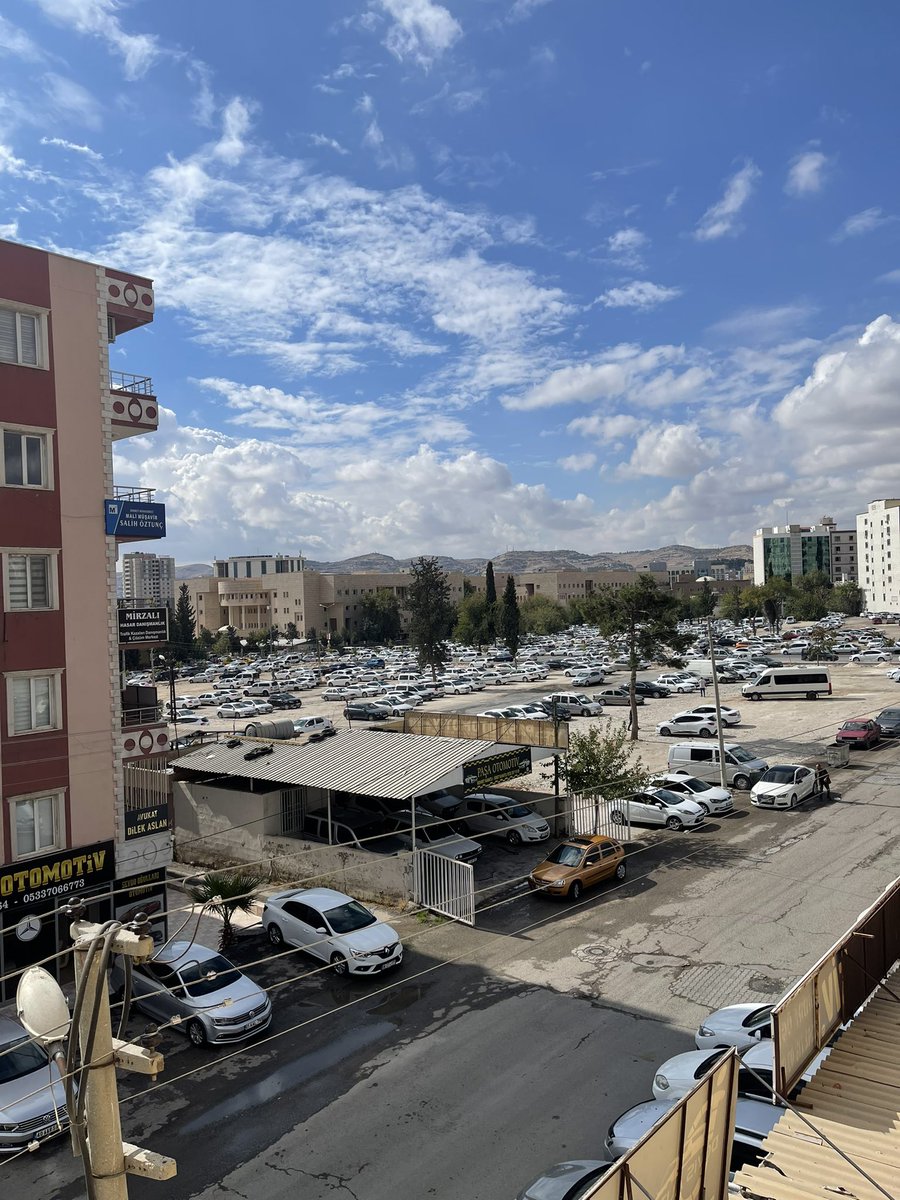 Güya Şehir merkezindeki Oto galerileri yıktılar ama şimdi aynı yer Araç otoparkı,sokaklar Galerilerden geçilmiyor