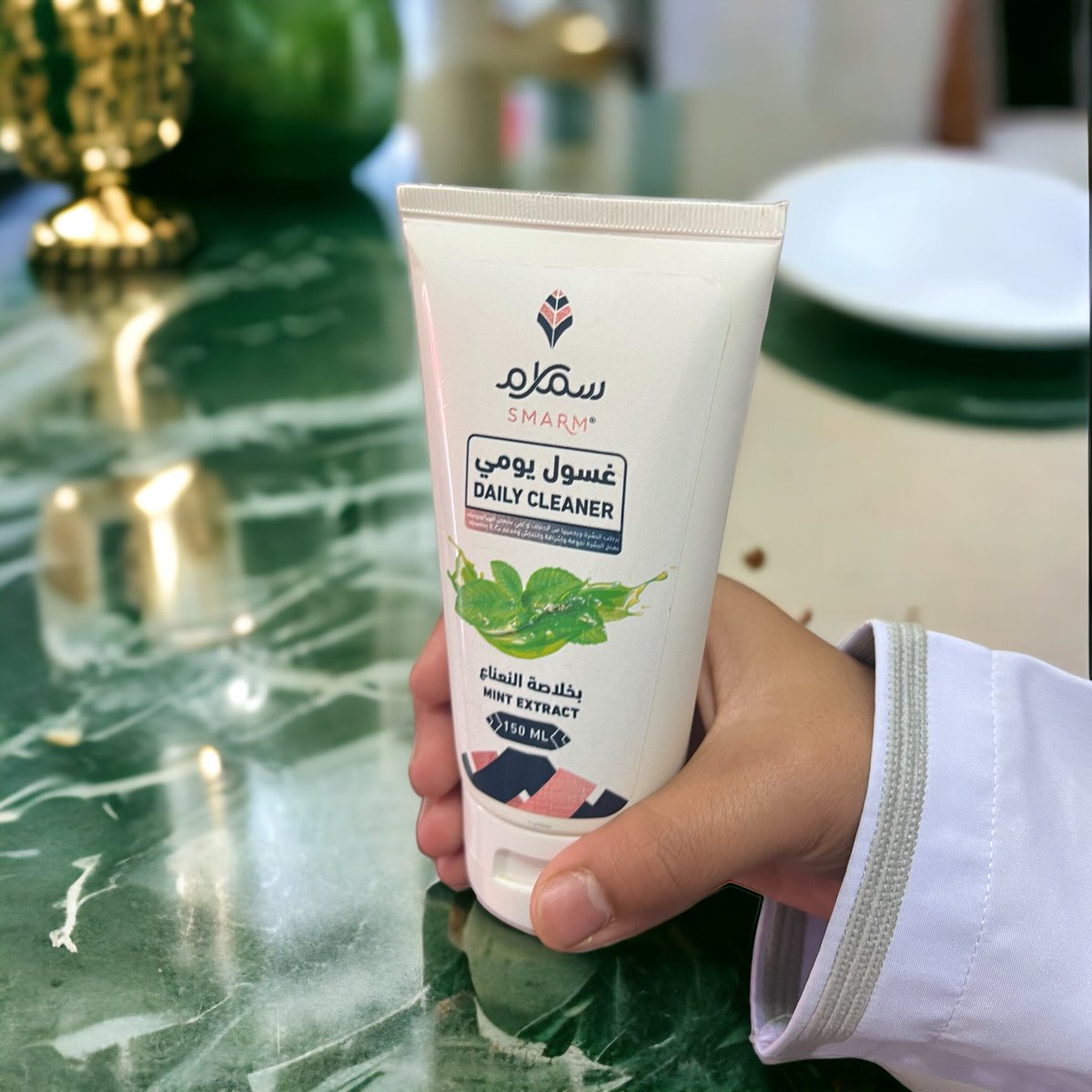 يتميز غسول الوجه بالنعناع بالعنصر التنظيف الفعالة بإزالة الأوساخ والبقايا بكفاءة دون تجريد الجلد من الإفرازات الدهنية للمساعدة في الحفاظ على توازن مستويات الزيت الطبيعي في البشرة. 
يوفر زيت النعناع الطبيعي تجربة عطرية منعشة.

#سمارم_فخامة_الصناعة_العمانية 🇴🇲
 #نبحر_من_أجل_عنايتكم