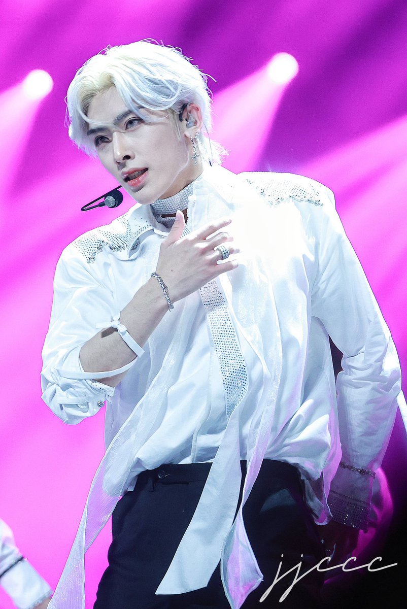 ℛ𝒾𝒸𝓀𝓎 리키

1015 
MCOUNTDOWN PARIS

#ℛ𝒾𝒸𝓀𝓎 #리키 #ZEROBAESONE #ZB1 #RICKY #沈泉鋭 #沈泉锐 #제로베이스원 #飯拍