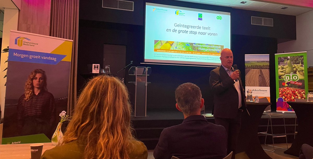 Ron Mulders <a href="/LTONederland/">LTO Nederland</a> brengt de sfeer erin: Yes we can! Samenwerken om nieuwe, duurzame oplossingen in de praktijk brengen in land- en tuinbouw. #NetwerkPlantgezondheid <a href="/boakkerbouw/">BO Akkerbouw</a> @NFOfruit @GlastuinbouwNL #innovatie #duurzaamheid