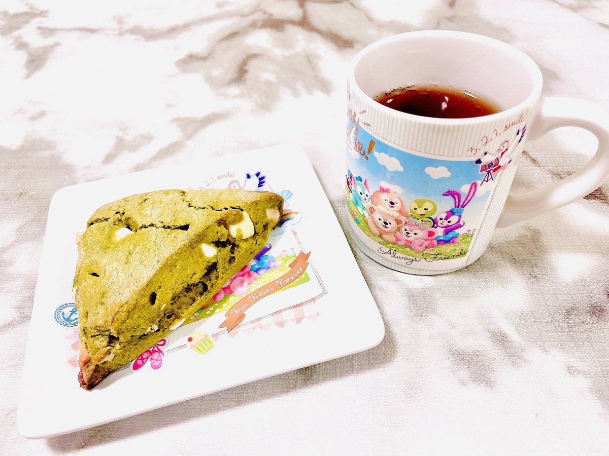 「またヴィドフランスの抹茶スコーン食べてる…」|KADUKIのイラスト