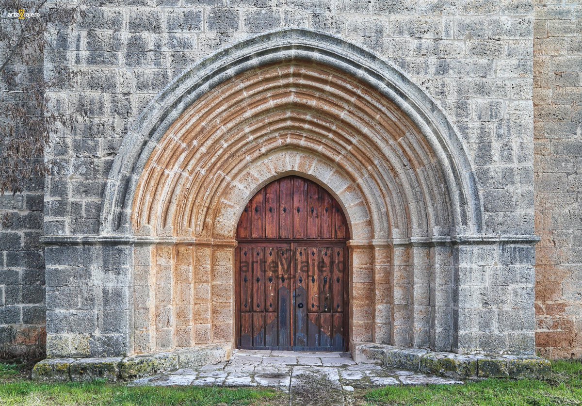 Villamorón es un pueblo con tan sólo 1 habitante de la provincia de #Burgos. Sorprende por su espectacular iglesia con proporciones casi catedralicias. Este templo fue construido a mediados del S. XIII en un estilo gótico primitivo con resabios románicos
#FelizJueves #BuenosDias