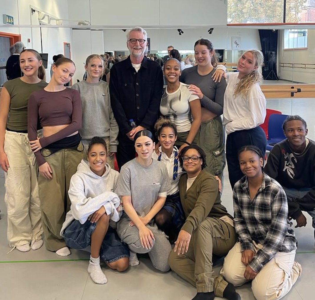 TheBRITSchool's tweet photo. We had a visit from a true icon @billybragg celebrating 40 years of his career in the music industry ๐
Billy said he began writing poetry and lyrics at school to make sense of the world.
Thank you Billy for inspiring the next gen of artists! #AlwaysBRIT https://t.co/uryu8DZd1P