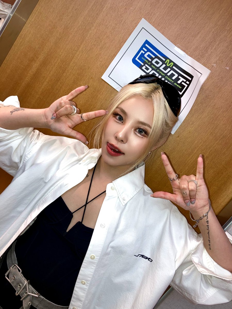 THEL1VE_LABEL's tweet photo. [#WheeIn]
잠시 후, PM 6시!
#Mnet #엠카운트다운 📺
휘인이와 함께 만나요!
본방사수! 🤙🏻

#휘인 #엠카
#인더무드 #InTheMood https://t.co/kcmCSrFGKy