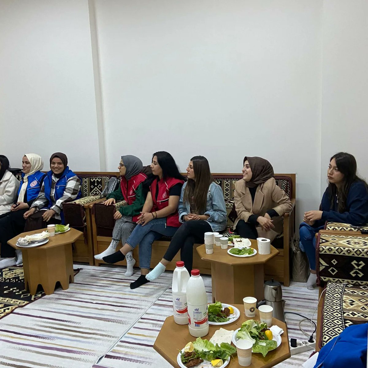 Gönüllü gençlerimiz ve okul temsilcilerimizle has odamızda bir araya gelerek yeni Eğitim-Öğretim döneminde yapacağımız etkinlikler, faaliyetler ve projeler hakkında istişare ettik.