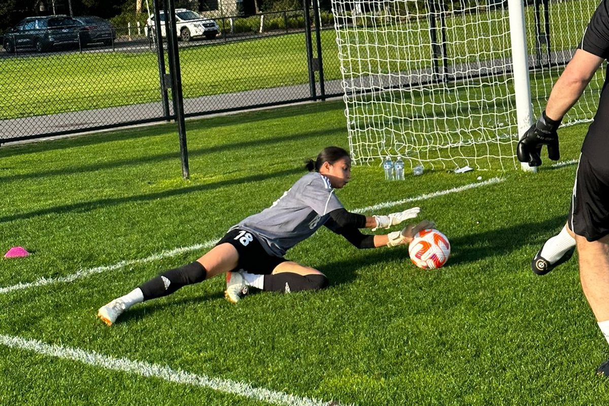 Focus mode 🔛 for our keepers <a href="/Kiara7100/">Kiki🤎</a> and <a href="/innapalacios/">Inna Palacios</a> in training.

🔵🔴🟡 #LabanFilipinas #ParaSaBayan #FilipinasTayo #Paris2024
